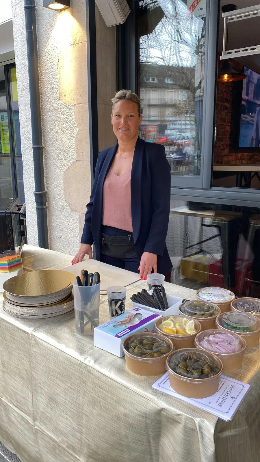 Alexia Moreno devant son stand Les Tartes à Tata