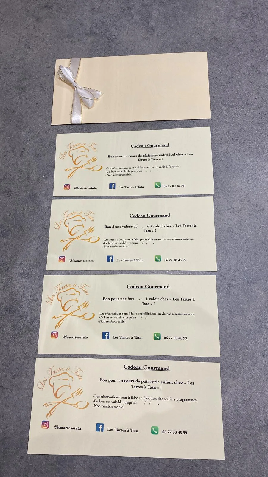 Quatre bons cadeaux Les Tartes à Tata accompagnés de leur enveloppe