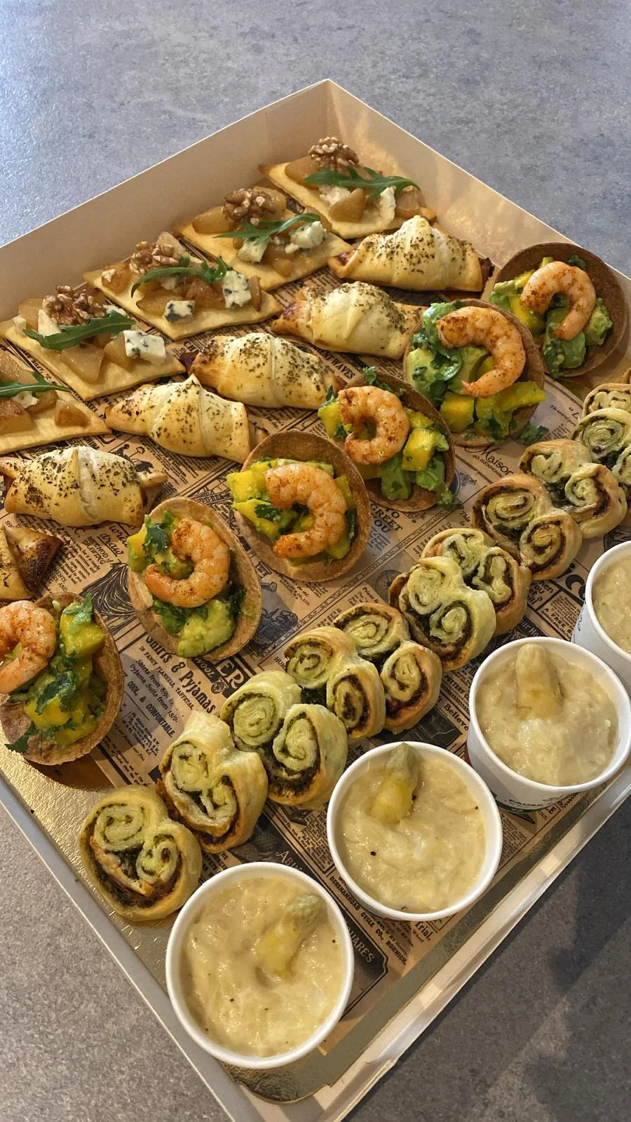 Box cocktail garnie de crevettes, roulés et bouchées salées