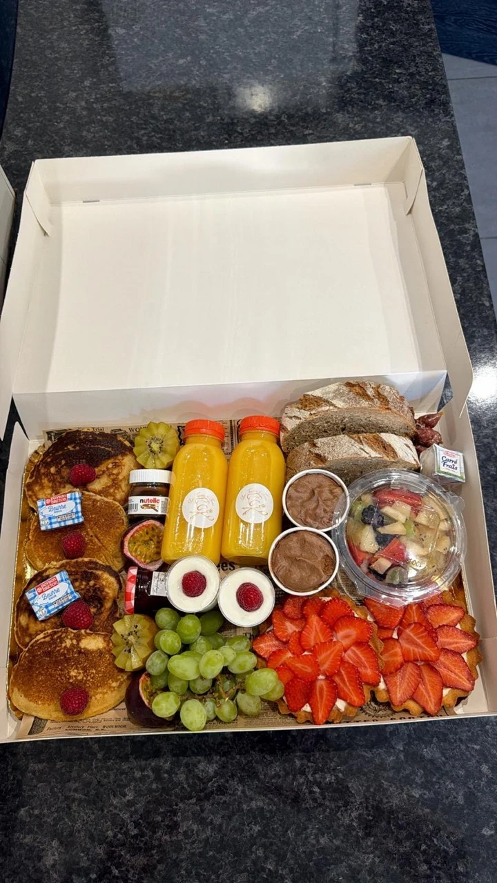 Brunch box sucrée avec pancakes, pains, boissons, fruits et douceurs