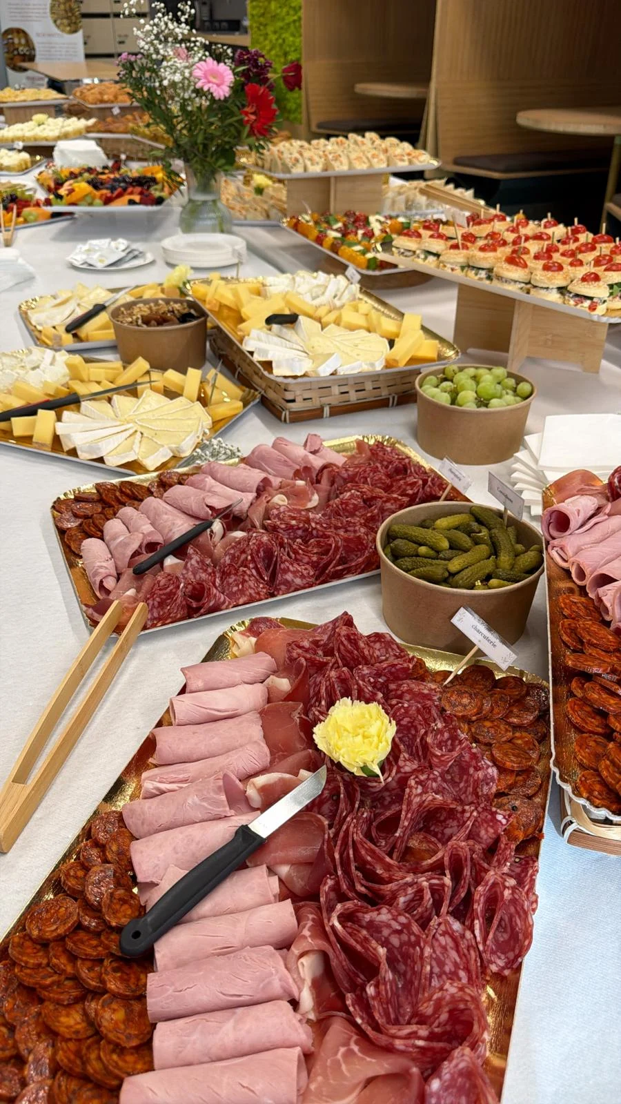 Buffet de charcuteries et de fromages dressé pour une réception