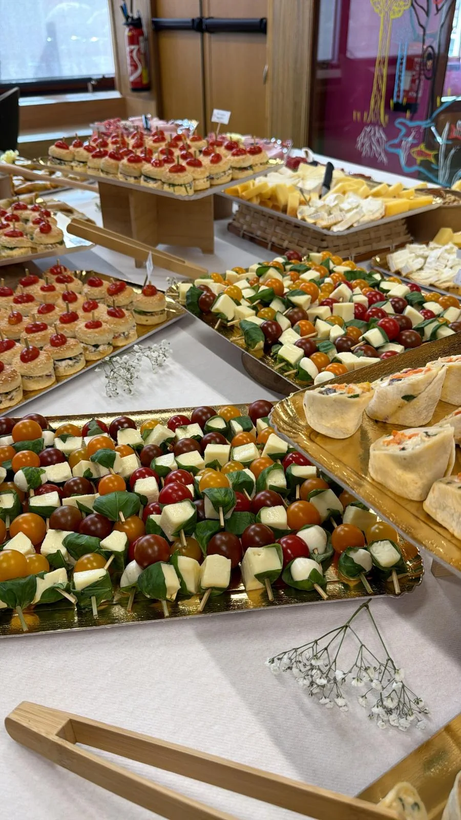 Buffet de réception composé de bouchées salées