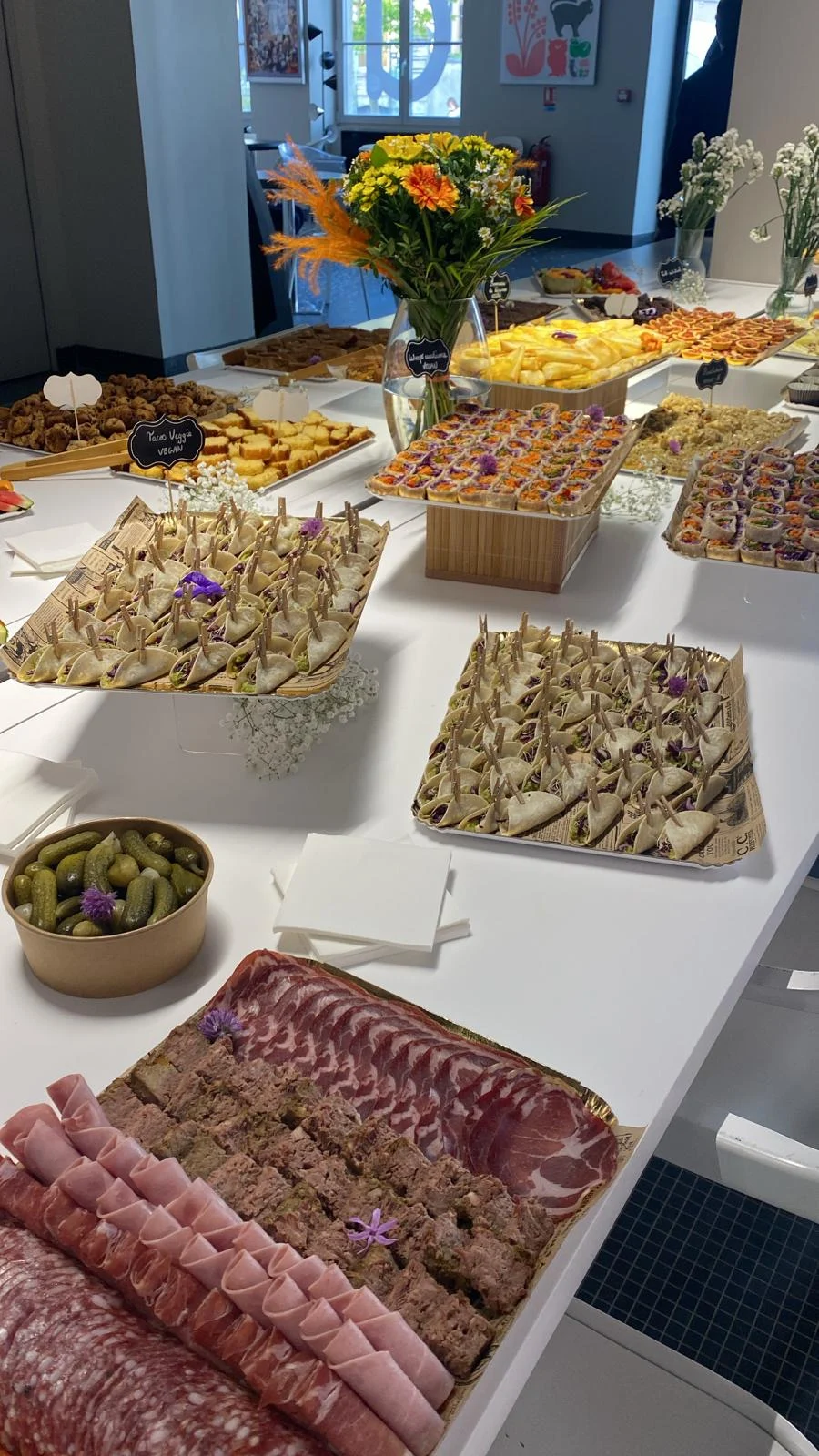 Grand buffet salé dressé pour une réception