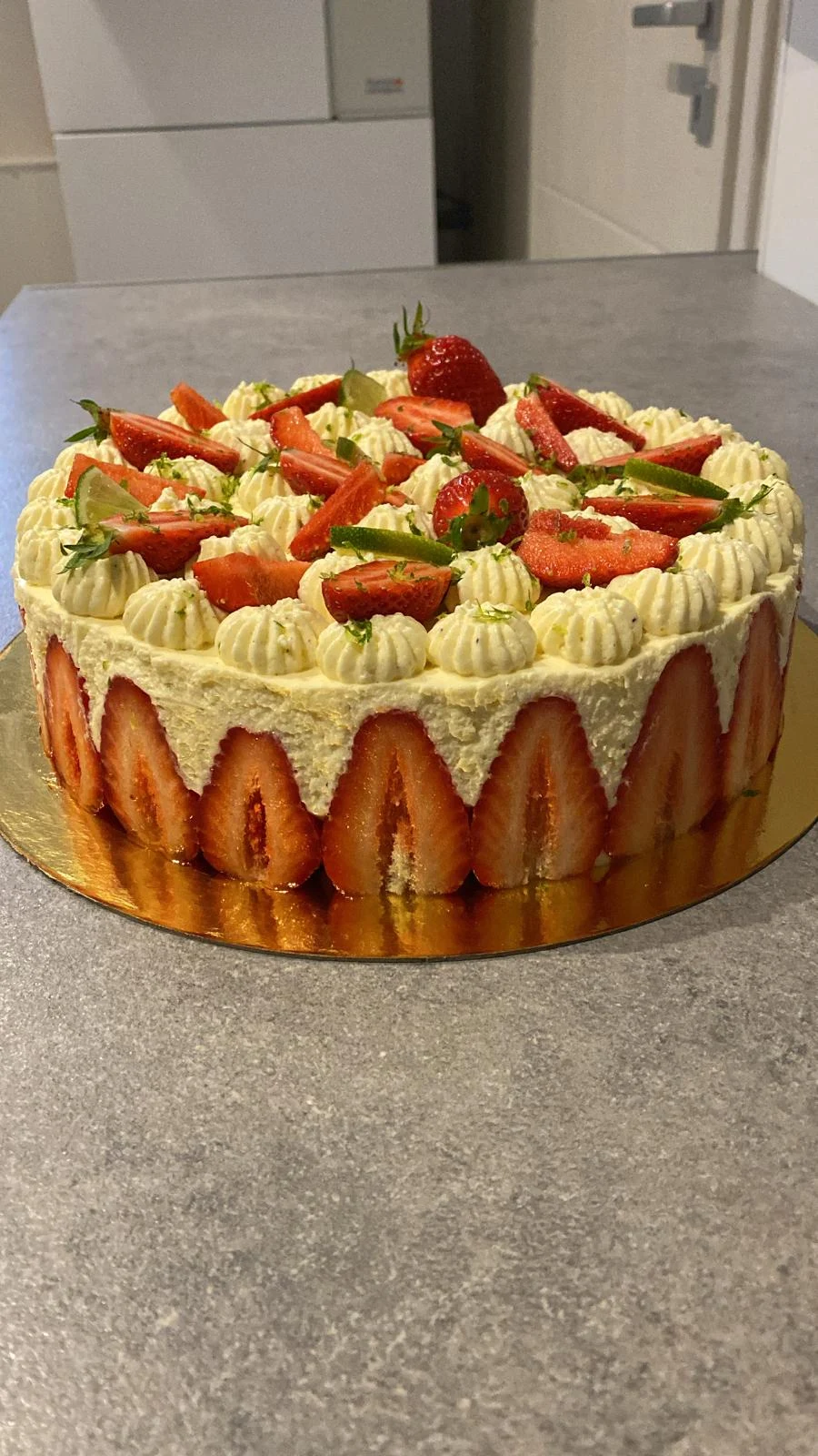 Fraisier décoré de fraises et de crème