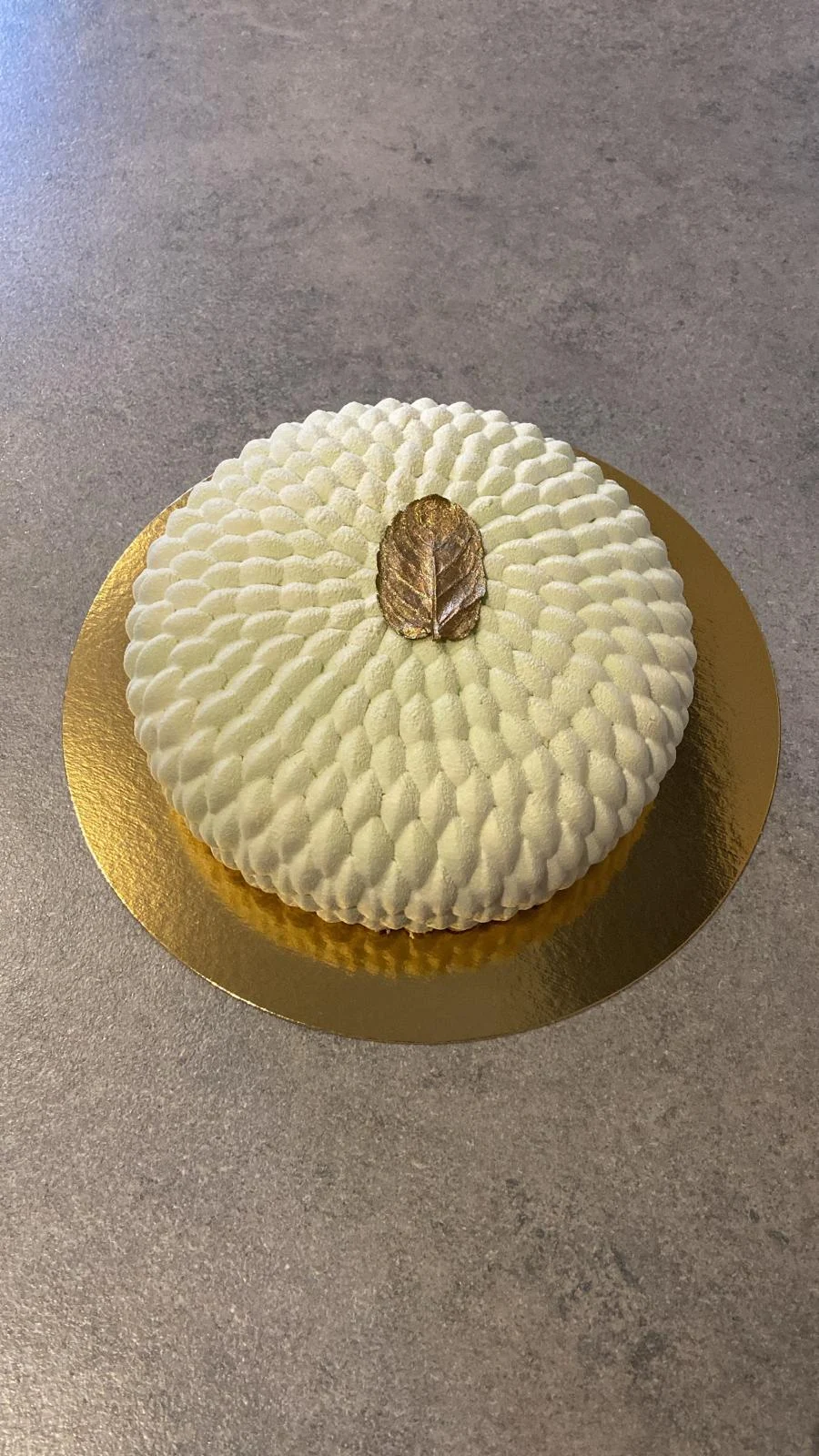 Entremet menthe-chocolat blanc texturé et décoré d’une feuille dorée