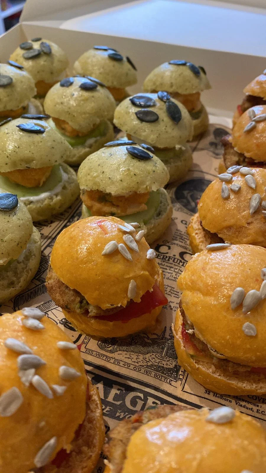 Assortiment de mini hamburgers aux pains colorés