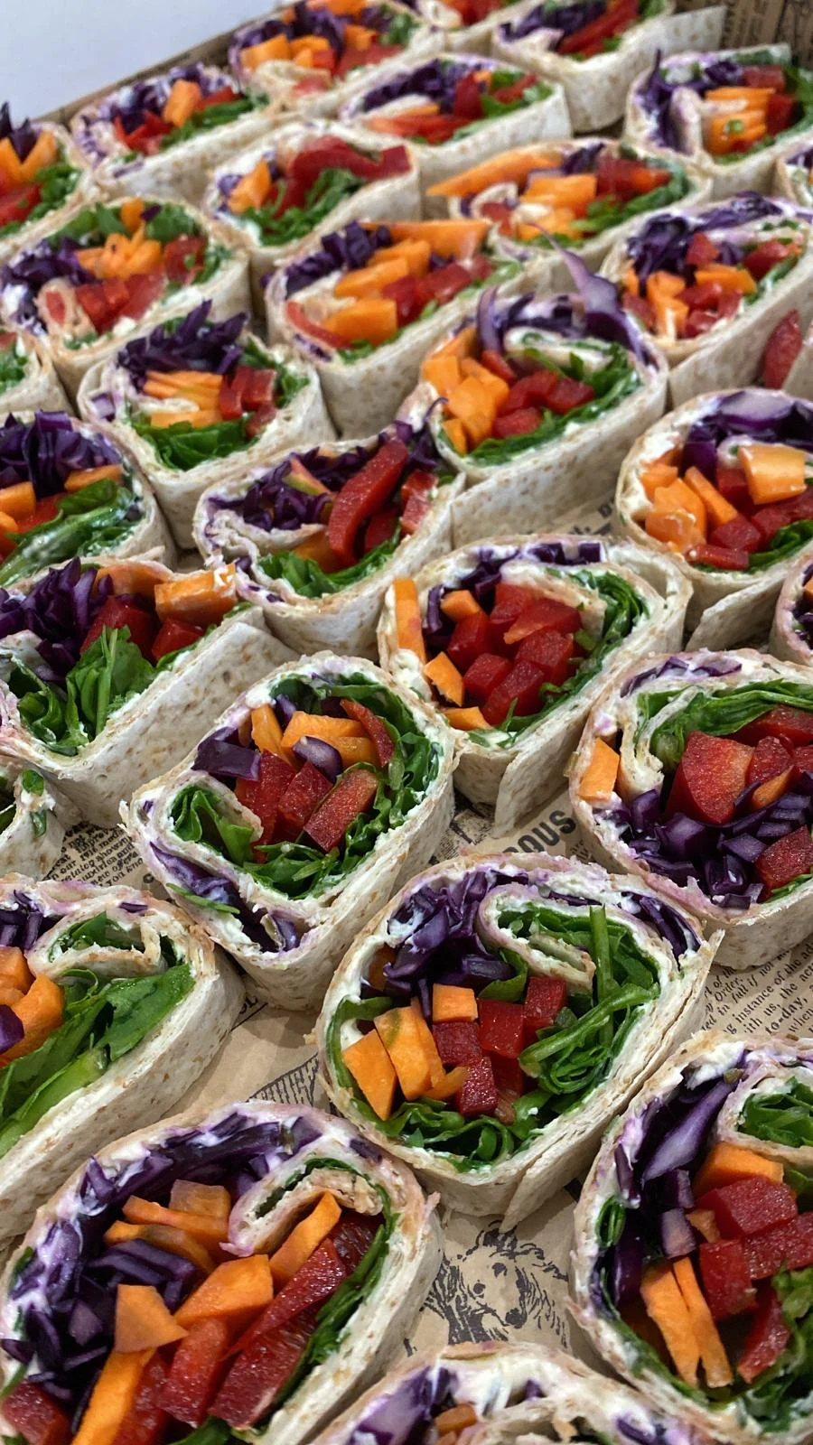 Wraps garnis de légumes colorés présentés sur un plateau